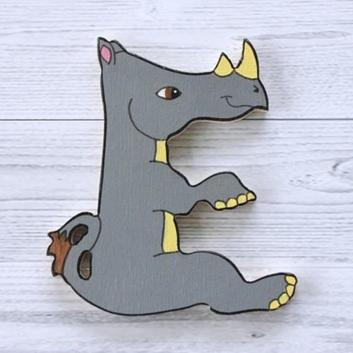 Lettre décorative en bois en forme d'animal pour écrire prénom. rhinocéros gris