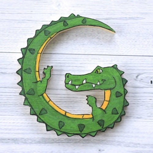 Lettre décorative en bois en forme d'animal pour écrire prénom. crocodile