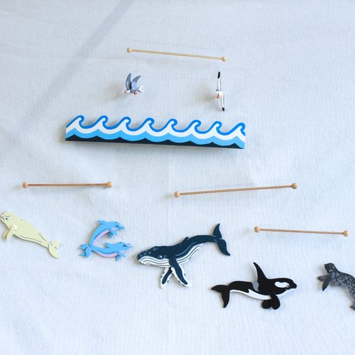 Mobile en bois océan avec la baleine, les dauphins, l'orque, le béluga, le phoque, goéland, le sterne et la mer