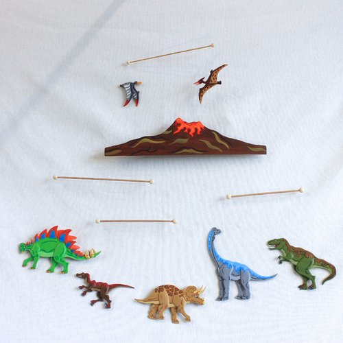 Mobile en bois les dinosaures de la préhistoire t-rex, tricératops, brachiosaure, stégosaure, vélociraptor, ptérosaures, volcan