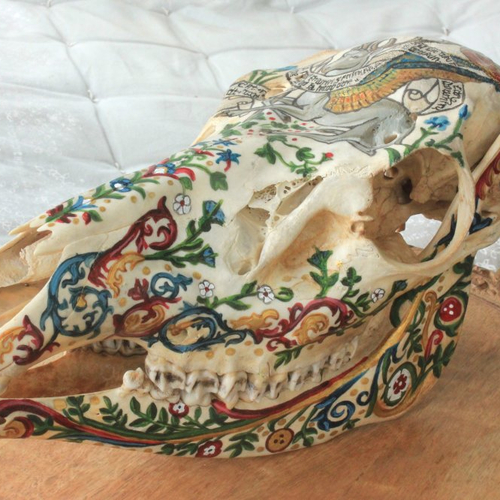 Dessin/enluminure sur crâne de biche, inspiré de la tapisserie des cerfs ailés de rouen, médiéval, nature, décoration