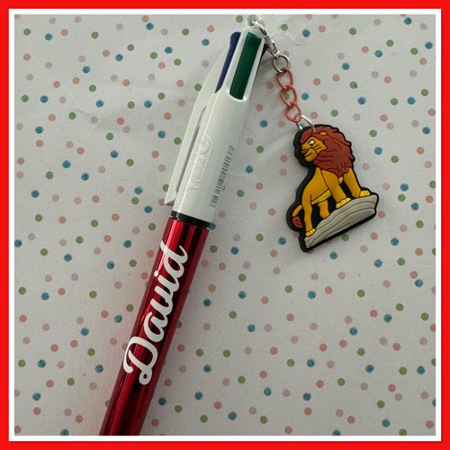 Stylo bic 4 couleurs personnalisable avec breloque le roi lion