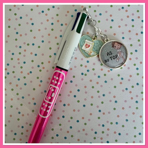 Stylo bic 4 couleurs avec breloque infirmiere / aide soignante