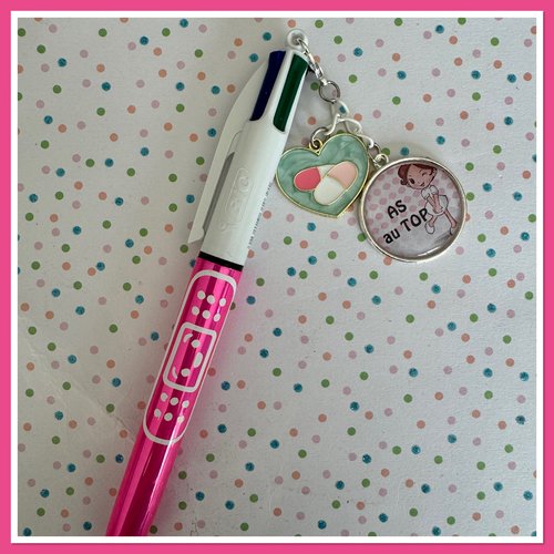 Stylo bic 4 couleurs avec breloque infirmiere / aide soignante