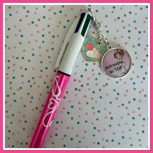 Stylo bic 4 couleurs avec breloque infirmiere / aide soignante