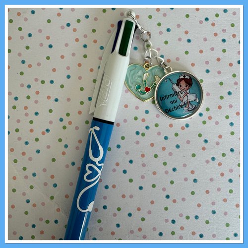 Stylo bic 4 couleurs avec breloque infirmiere / aide soignante