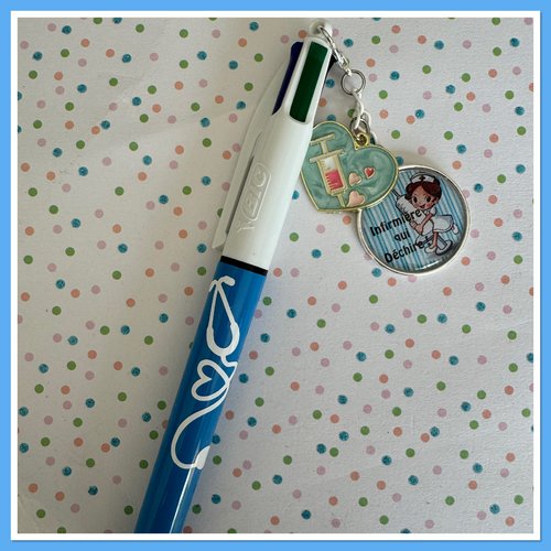 Stylo bic 4 couleurs avec breloque infirmiere / aide soignante