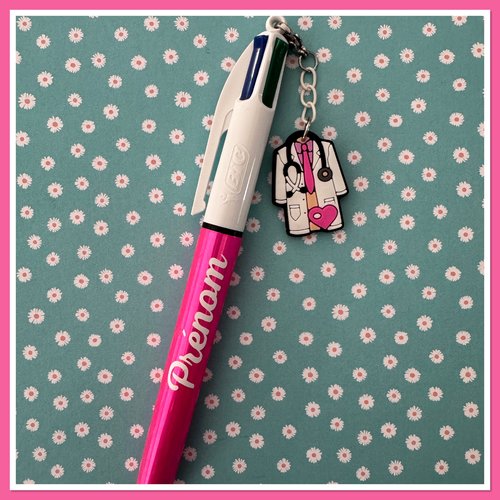 Stylo bic 4 couleurs  avec breloque infirmiere ou aide soignante