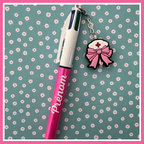 Stylo bic 4 couleurs  avec breloque infirmiere ou aide soignante