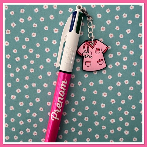 Stylo bic 4 couleurs  avec breloque infirmiere ou aide soignante