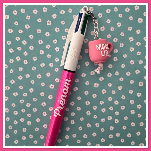 Stylo bic 4 couleurs  avec breloque infirmiere ou aide soignante