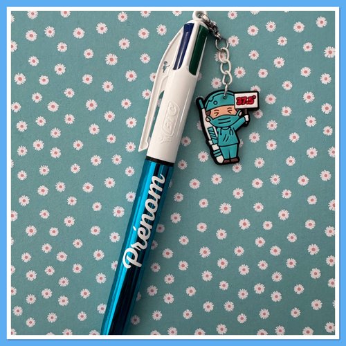 Stylo bic 4 couleurs  avec breloque infirmiere ou aide soignante