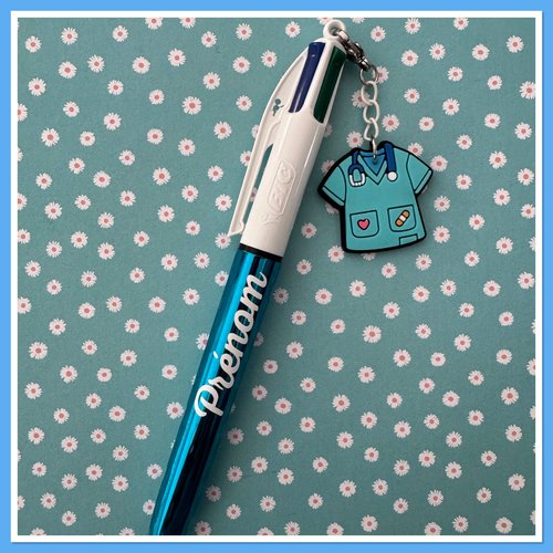 Stylo bic 4 couleurs  avec breloque infirmiere ou aide soignante