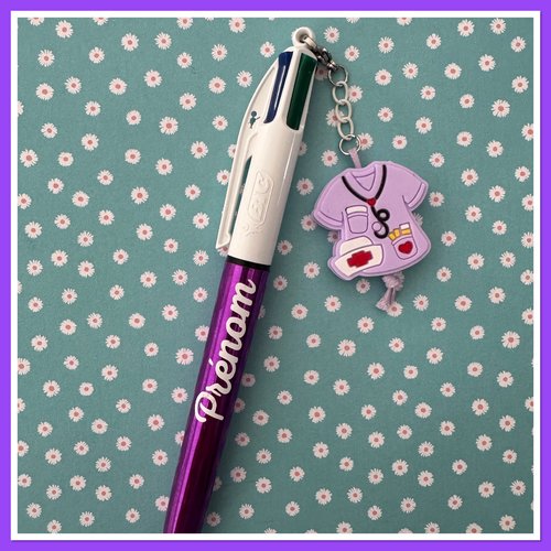 Stylo bic 4 couleurs  avec breloque infirmiere ou aide soignante