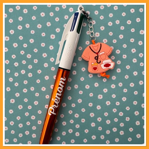 Stylo bic 4 couleurs  avec breloque infirmiere ou aide soignante
