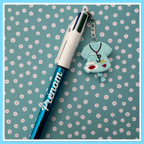Stylo bic 4 couleurs  avec breloque infirmiere ou aide soignante