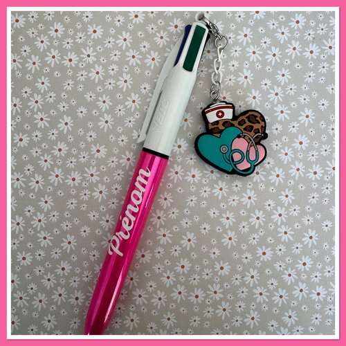 Stylo bic 4 couleurs  avec breloque infirmiere ou aide soignante
