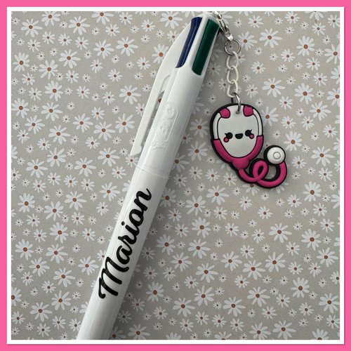 Stylo bic 4 couleurs  avec breloque infirmiere ou aide soignante