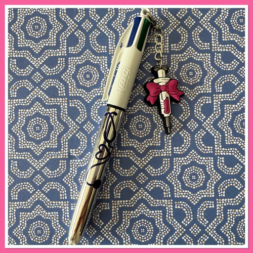 Stylo bic 4 couleurs  avec breloque infirmiere ou aide soignante