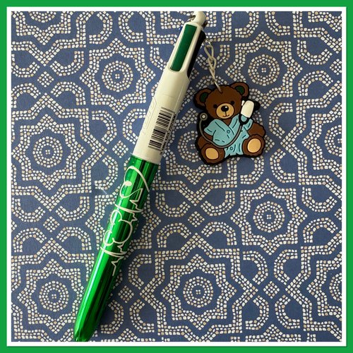 Stylo bic 4 couleurs  avec breloque infirmiere ou aide soignante