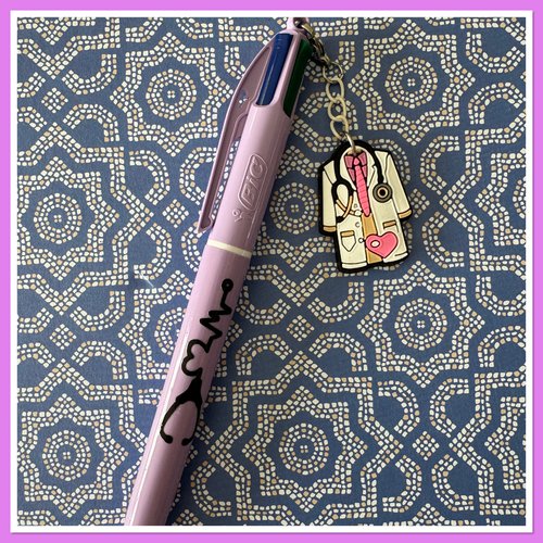 Stylo bic 4 couleurs  avec breloque infirmiere ou aide soignante