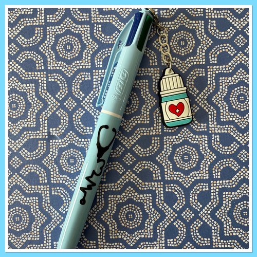 Stylo bic 4 couleurs  avec breloque infirmiere ou aide soignante
