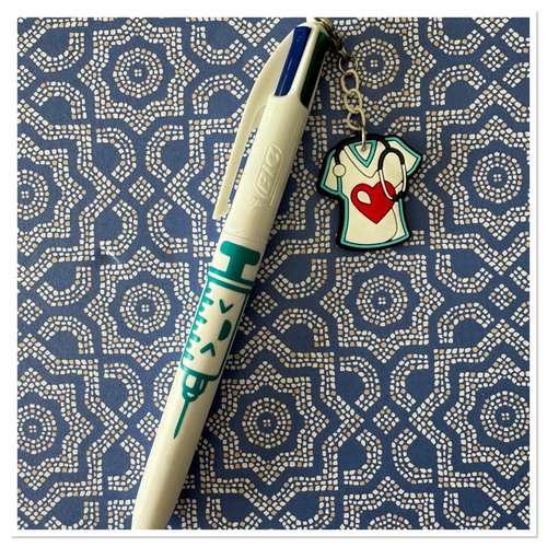 Stylo bic 4 couleurs  avec breloque infirmiere ou aide soignante
