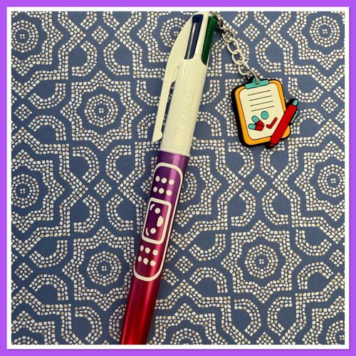 Stylo bic 4 couleurs  avec breloque infirmiere ou aide soignante