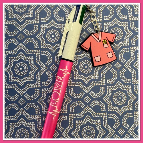 Stylo bic 4 couleurs  avec breloque infirmiere ou aide soignante