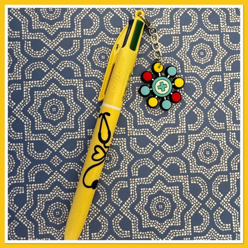 Stylo bic 4 couleurs  avec breloque infirmiere ou aide soignante