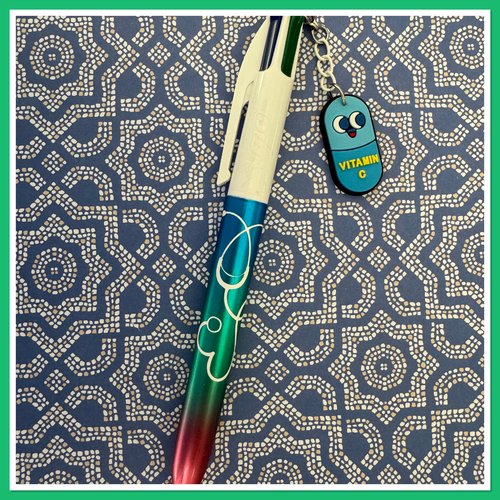 Stylo bic 4 couleurs  avec breloque infirmiere ou aide soignante