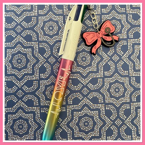 Stylo bic 4 couleurs  avec breloque infirmiere ou aide soignante