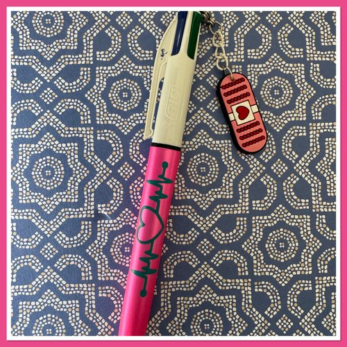 Stylo bic 4 couleurs  avec breloque infirmiere ou aide soignante
