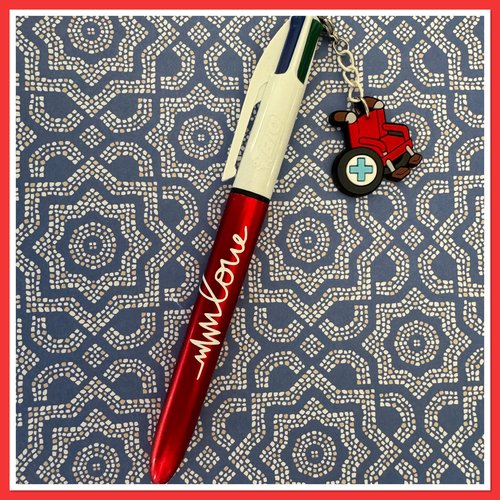 Stylo bic 4 couleurs  avec breloque infirmiere ou aide soignante