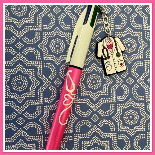 Stylo bic 4 couleurs  avec breloque infirmiere ou aide soignante