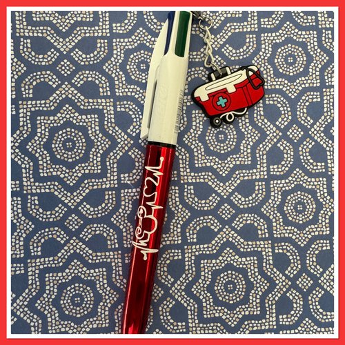 Stylo bic 4 couleurs  avec breloque infirmiere ou aide soignante
