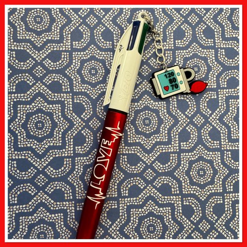 Stylo bic 4 couleurs  avec breloque infirmiere ou aide soignante