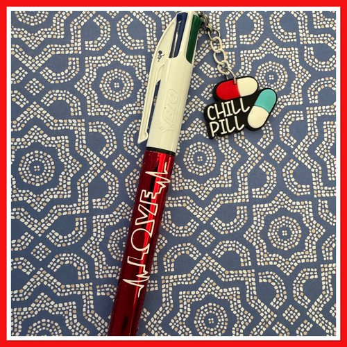 Stylo bic 4 couleurs  avec breloque infirmiere ou aide soignante