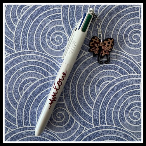 Stylo bic 4 couleurs  avec breloque infirmiere ou aide soignante