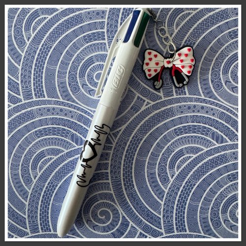 Stylo bic 4 couleurs  avec breloque infirmiere ou aide soignante