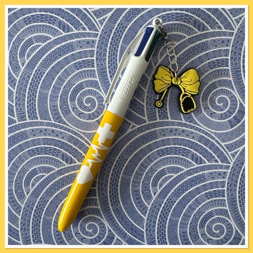 Stylo bic 4 couleurs  avec breloque infirmiere ou aide soignante