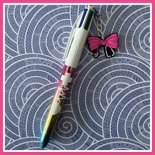 Stylo bic 4 couleurs  avec breloque infirmiere ou aide soignante