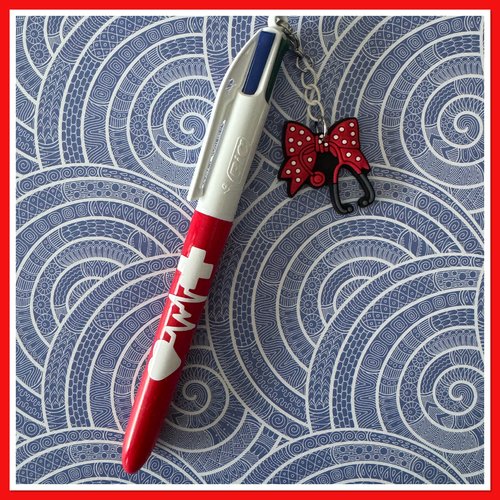 Stylo bic 4 couleurs  avec breloque infirmiere ou aide soignante
