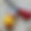 Porte-clés ou bijou de sac poupée kokeshi kawaï jaune et pompon de suédine rouge