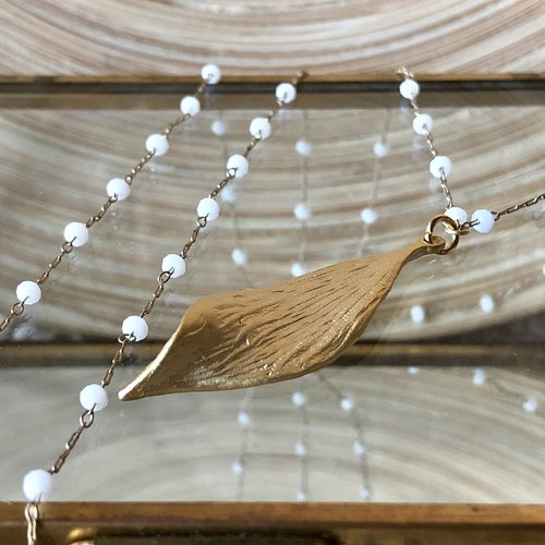 Collier long doré avec de petites perles blanches, pendentif en forme de feuille