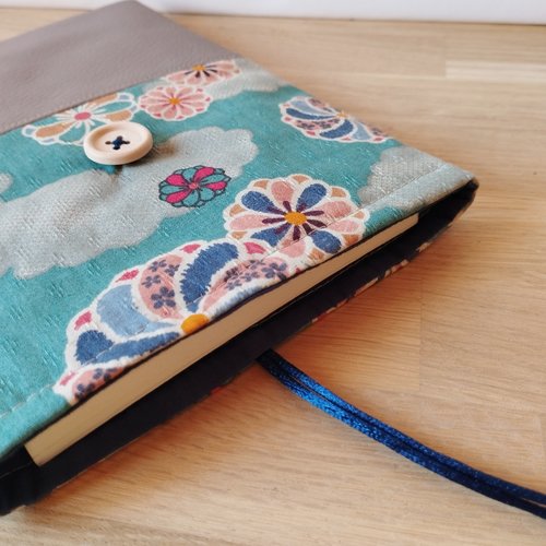 Pochette/étui/housse de protection pour livre en tissu japonais fleuri / simili cuir marron /book sleeve/taille livre de poche..