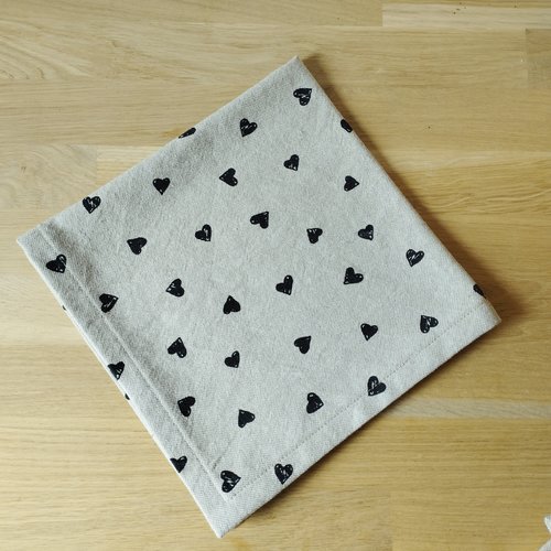 Lot de deux serviettes de table en tissu / couleur lin et coeurs noirs / couture en onglet /zéro déchet.