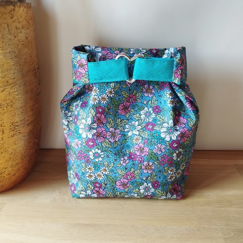 Pochette / sac imperméable en tissu coton enduit fleuri / wet bag / sac étanche /sac à couches /lavable/réutisable.