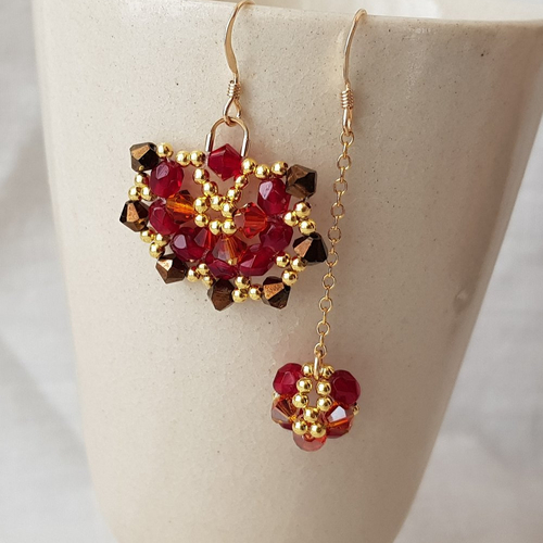 Boucles d'oreilles asymétriques rubis en cristal de swarovski et gold filled