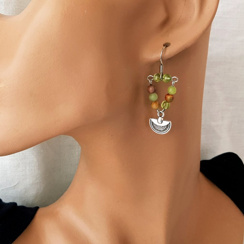 Bijou, boucles d'oreilles demi-lune d'inspiration ethnique en péridot, jaspe picasso et jade vert